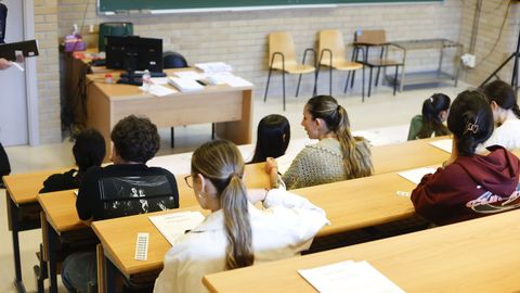 Alumnos realizando uno de los ex&aacute;menes de la PAU, en Lugo, durante la primera jornada de las pruebas el martes.