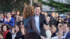 El candidato del Partido Popular de Castilla y Le�n a la reelecci�n como presidente de la Junta, Alfonso Fern�ndez Ma�ueco (c), participa en un acto este jueves en Valladolid.