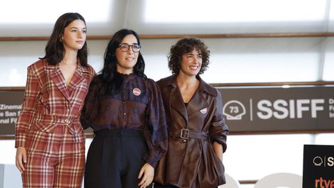 La realizadora Alauda Ruiz de Aza, posando entre las actrices Blanca Soroa y Patricia Lpez Arnaiz.