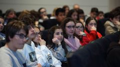 Los alumnos siguen atentos lo que dice el terapeuta