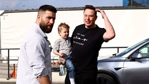 Elon Musk, con su hijo X AE A-XII, durante una visita a la planta de Tesla en Berl�n