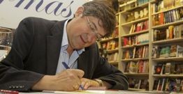 Lu�s Pousa, periodista de La Voz de Galicia, presenta esta tarde en Puerta Real su poemario. 