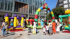 Niños disfrutando de hinchables en las fiestas de Ribeira.
