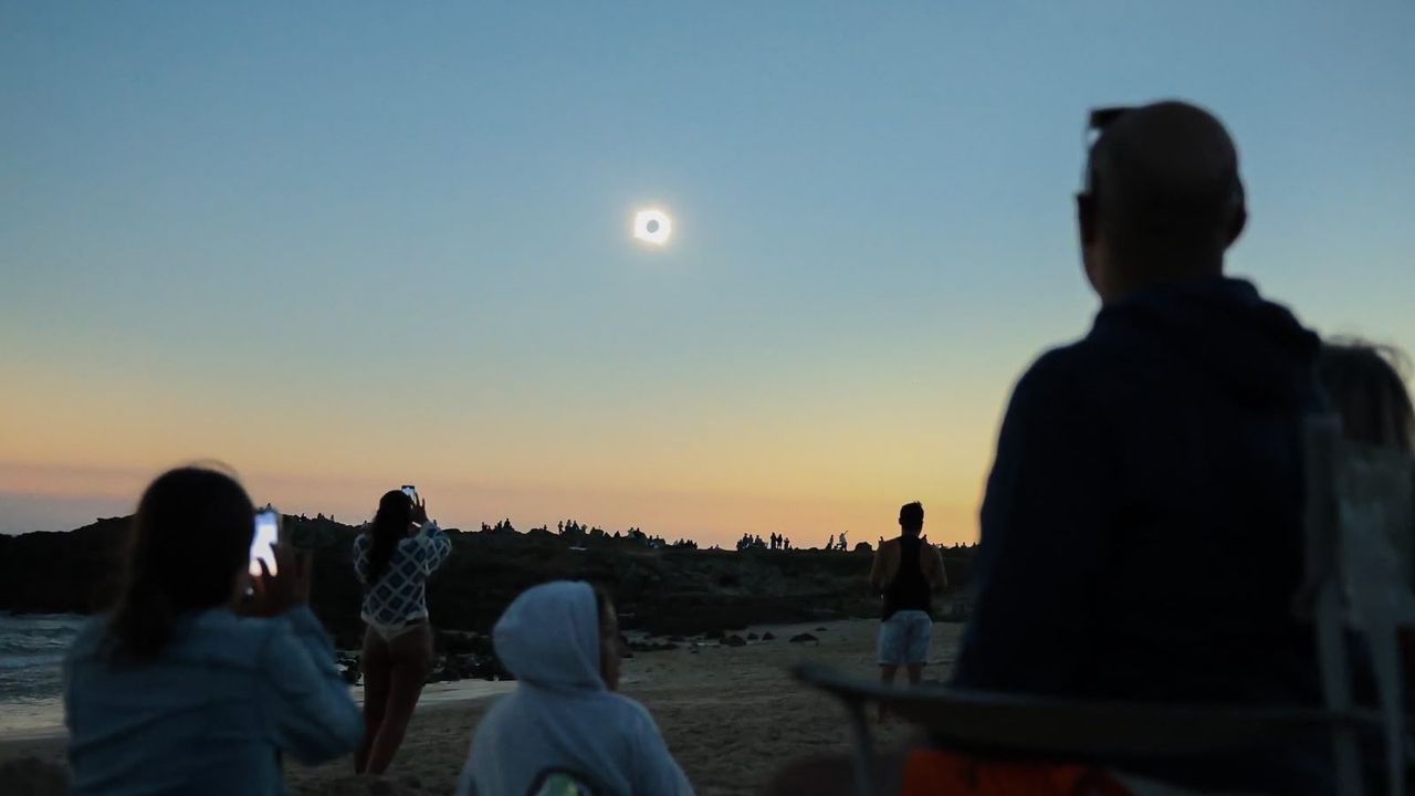 El minuto en el que el día se hizo noche en Galicia: así fue el eclipse solar total