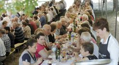 Los mayores de Doz�n asistieron ayer a una comida de confraternidad en Pena de Francia.