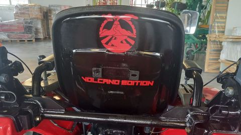 . AgroLugo diseñó el dibujo del volcán y lo colocó en el asiento, en la parte delantera del tractor y los laterales. Además, la maquinaria incluye el mensaje de «AgroLugo con La Palma».