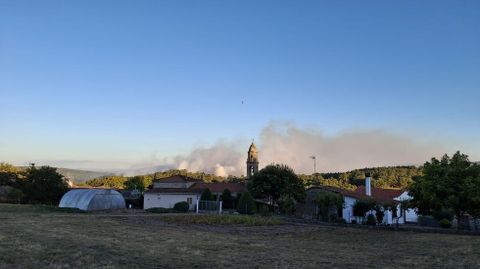 Este es el aspecto que presentaba el incendio de San Mamede de Lousada (Carballedo) pasadas las nueve de la tarde