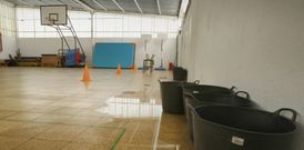 Con las primeras lluvias del curso el agua se filtra ya en un gimnasio repleto de capachos. 