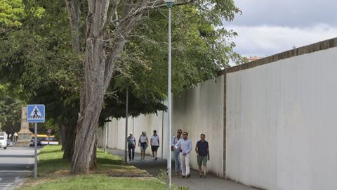 Imagen de archivo de personas paseando ante la muralla del Arsenal, en Ferrol
