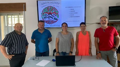 De izquierda a derecha, Manuel Gallego (vocal), José Luis Parada (vicepresidente), Estíbaliz Iglesias (presidenta), María José López (secretaria) y José Castiñeira (tesorero)