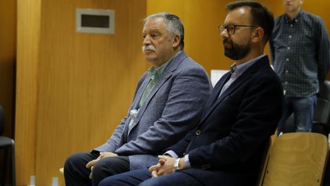 Ángel García Seoane, alcalde de Oleiros, junto al arquitecto de Obras Públicas del Concello, José Luis Jares en el juicio por el derribo de la casa Carnicero
