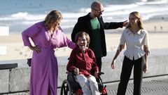 - El realizador, Fernando Franco (2i), posa junto a los actores Emma Su�rez (i), Telmo Irureta (c), y Valeria Sorolla (d), posan antes de presentar su pel�cula  La consagraci�n de la primavera 