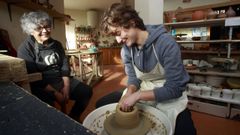 Pepa Lombao, xunto a Claudia Rodr�guez, que est� aprendendo os segredos da oler�a de Bonxe para manter vivo este patrimonio
