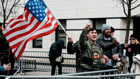 Jake Lang en escrache ante la residencia del alcalde de Nueva York