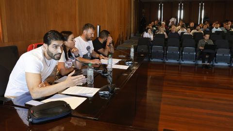 Mat�as Ca��n y compa�eros del grupo municipal del PP durante un pleno de la corporaci�n de A Illa de Arousa este a�o