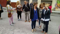 La vicealcaldesa Ana Taboada y la concejala Andrea �lvarez con vecinos a solares abandonados en La Tenderina