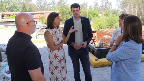 La conselleira �ngeles V�zquez junto al alcalde Gonzalo Louzao durante su visita.