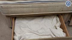 El caj�n bajo la cama en la que vivi� tres a�os una peque�a de Cheshire