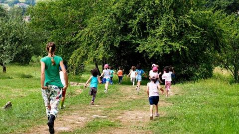 Un grupo de ni�os en la finca del Mol�n de Vega