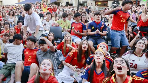 La inmensa mayor�a de los espectadores que acuden a ver los partidos a O Castro son muy j�venes