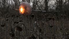 Fuerzas ucranianas disparan un tanque junto un campo de girasoles arrasados en el frente de Bajmut