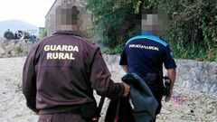 Un guardapescas acompa�ado de un polic�a local tras identificar a un furtivo en Rianxo