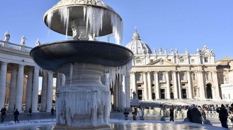 Fuente congelada en la plaza de San Pedro, en el Vaticano