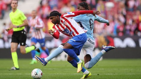 Lookman e Ilaix durante un lance de la primera parte del Atl�tico-Celta