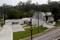 El centro se integra en el paisaje con un exterior ondulante 