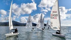 Los barcos tuvieron que ser remolcados a tierra por la falta de viento.