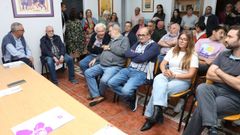 El alcalde de Carballo, primero por la izquierda, en la asamblea del BNG de ayer por la noche, donde anunció su renuncia al cargo