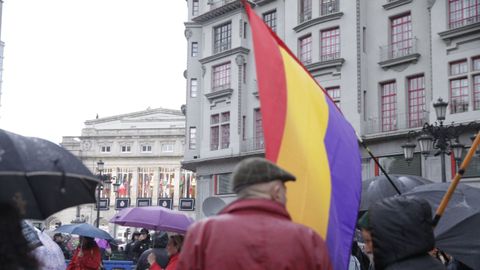 Manifestantes en la protesta republicana y en defensa del pueblo palestino organizada en la plaza de la Escandalera durante la entrega de los Premios Princesa de Asturias 2023.