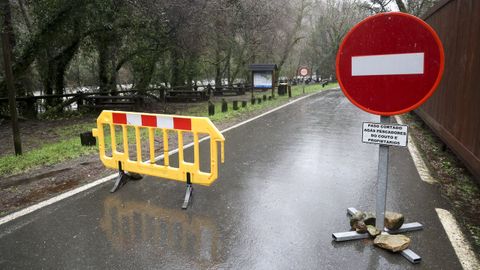 Paso cortado hacia la carretera que conduce al monasterio de Caaveiro, en las Fragas do Eume