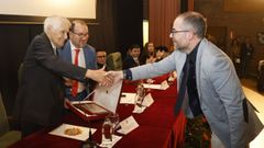 El gerente de Moexmu, Jos Manuel Rus, recogiendo, en marzo, el premio de manos del presidente de Aresa, lvaro Rodrguez Eiras, en presencia del rector de la USC, Antonio Lpez