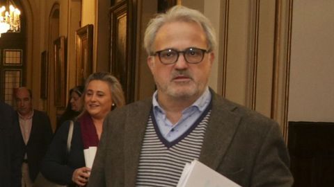 Roberto Coira (PP). Piso heredado con valor catastral de 42.836 euros, fincas rsticas en varios municipios (heredadas). 300.000 euros en cuenta, fondos y depsitos y 200.000 en acciones. Un coche Smart Tow de 18 aos y un MG de ms de 25 aos. Rejoj de oro blanco Rolex, solitario con brillantes, antigedades, cuadros y mobiliario.