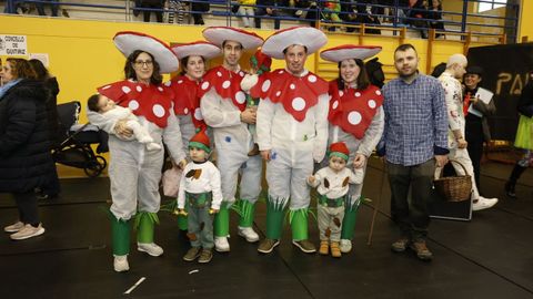 Guitiriz celebr� su fiesta y concurso de disfraces con premios para las categor�as de indivudal, grupos y comparsas en el pabell�n municipal.