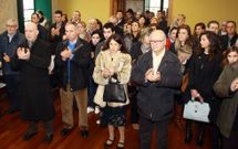 Los asistentes a la sesi�n plenaria dedicaron un prolongado aplauso al fallecido. 