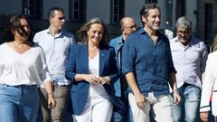 Borja Semper, vicesecretario de Cultura y Deporte del PP estatal, en el paseo con Luisa S�nchez, presidenta del PP de Vigo, y otros cargos del partido