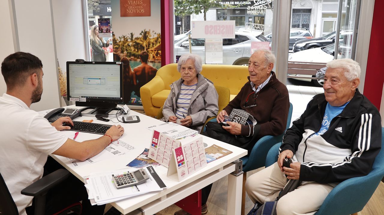 Primer día de venta de viajes del Imserso en Galicia: «Queremos viajar en marzo, pero seguramente mañana no quedará nada»