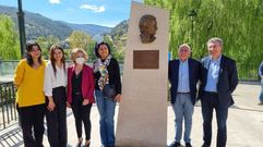 Rosario y Laura Gurriar�n, Margarida Pizcueta, Helena Afreixo, Xelo de Tremi�� y Tino Alonso junto a la escultura a Jos� Antonio Gurriar�n