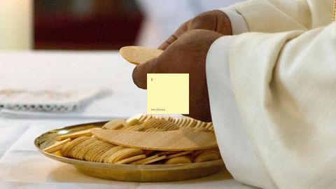 Imagen de archivo de un cura, prroco, sacerdote, misa, Asturias