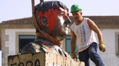 Imaxe de arquivo do derribo do busto de Franco en Ponteareas no 2003