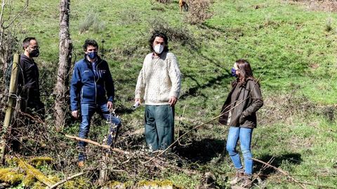 Ins Sant (primera por la derecha) conoci el centro que crear la asociacin impulsada por Laxe (segundo por la derecha)