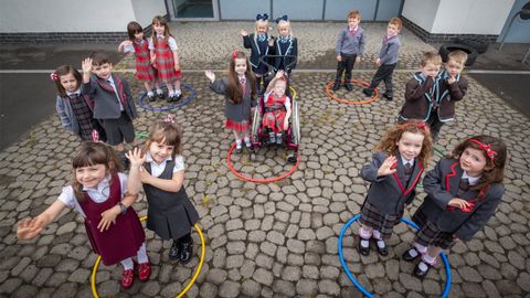 Escolares de Glasgow, agrupados por parejas al ser hermanos, en el primer da de clase