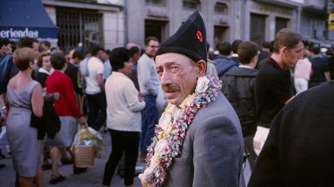 Descenso del Sella en Ribadesella, agosto de 1965, de Gonzalo Juanes. Representante asturiano del grupo Afal, colectivo fundamental de fotografa espaola del siglo XX, Juanes fue un pionero en el uso del color con una obra que no ha sido suficientemente reconocida. Sus fotografas son imgenes reflexivas, meditadas y lricas, con las que retrata su Asturias natal, pero tambin urbes como Madrid con su particular retrato de la calle Serrano en los setenta