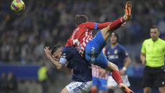 El delantero del Real Oviedo Borja Bast�n (i) lucha con Jos� Gragera, del Sporting de Gij�n