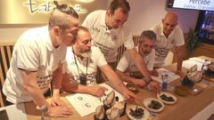 Los chefs que participaron en la primera edici�n, junto al promotor de este campeonato, Diego Iglesias, en el centro de la imagen