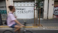 Pintada que ha aparecido este sábado en la casa de Ábalos en Valencia, en una jornada en la que el PSOE busca recomponerse tras la salida de Cerdán con el reto de recuperar credibilidad.