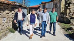 La alcaldesa en funciones, Sara Ins Vega, en la visita a una obra junto a varios ediles, el delegado de la Xunta, Gabriel Aln, y el portavoz del PP, Csar Enrquez (a la derecha).