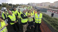El delegado del Gobierno, a la derecha, asistiendo a las explicaciones t�cnicas sobre la obra.